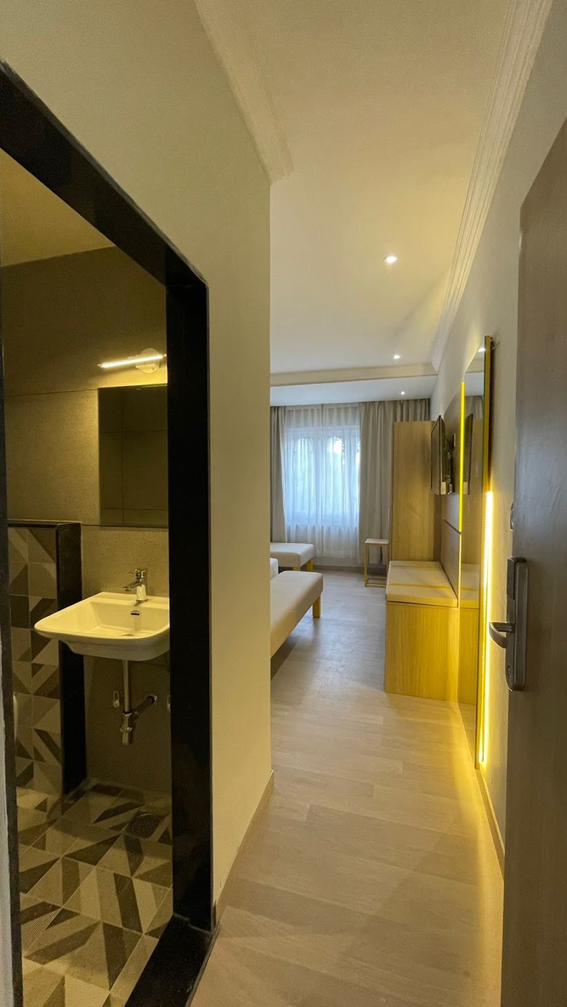 Hotel City Express By Downtown Udaipur - Hotel City Express By Downtown Udaipur, City Station Rd, near Central Bus Stop, Udaipole, Jawahar Nagar, Ganga Gali, Udaipur, Rajasthan 313001, India