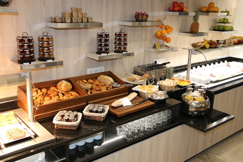 Golden Tulip Hotel Cannes - Hotel De Paris - Golden Tulip Hotel Cannes - Hotel De Paris 34 Bd d'Alsace, 06400 Cannes, France