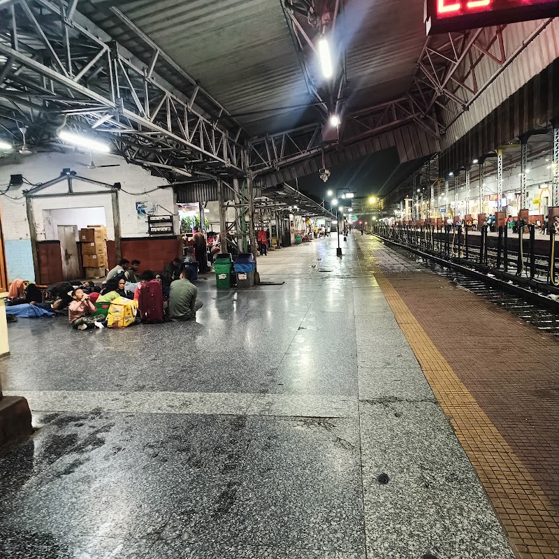 DDU JUNCTION - DDU JUNCTION, 74J9+HQ4 Railway Clock Tower, European Colony, Pandit Deen Dayal Upadhyaya Nagar, Uttar Pradesh 232101, India