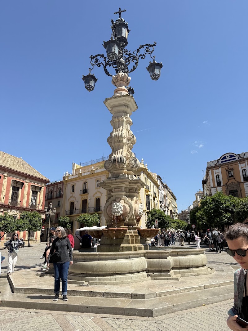 Fuente Farola - Fuente Farola Pl. Virgen de los Reyes, Casco Antiguo, 41004 Sevilla, Spain