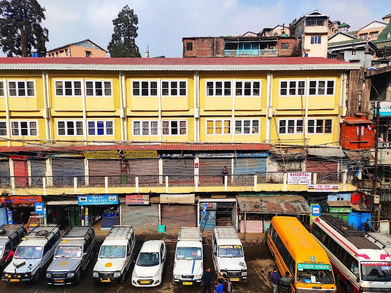 DARJEELING MOTOR STAND - DARJEELING MOTOR STAND 27W8+36F, N C. Goenka Rd, Chauk Bazaar, Darjeeling, West Bengal 734101, India