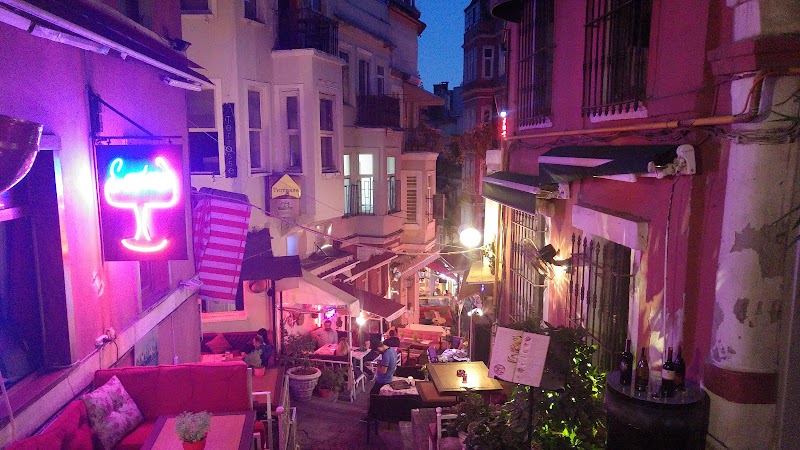 Münferit - Münferit, Firuzağa, Yeni Çarşı Cd. No:19, 34425 Beyoğlu/İstanbul, Türkiye