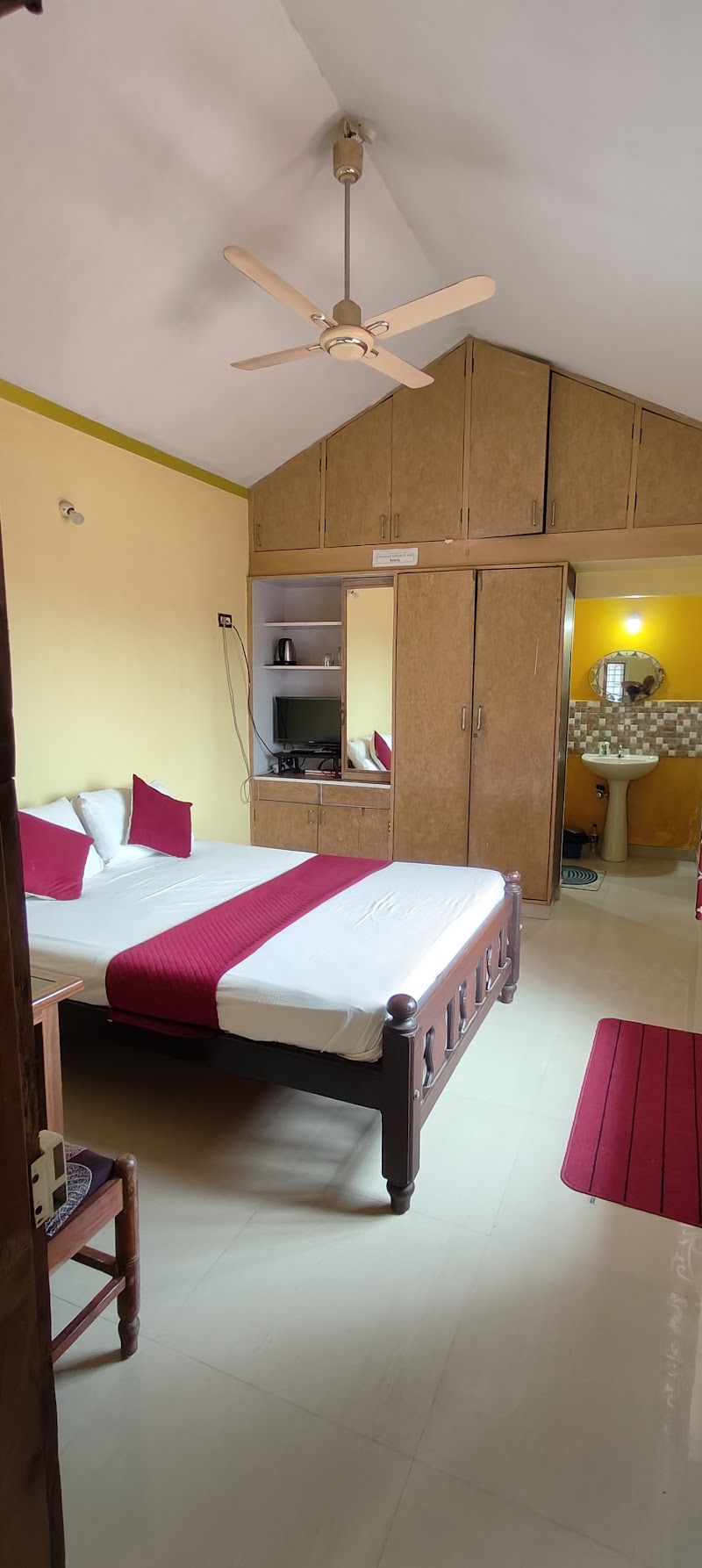 Eshwari inn Homestay - Eshwari inn Homestay Dechoor Rd, behind CVS Workshop, near rajshekar homeneeds, Dechoor, Madikeri, Karnataka 571201, India