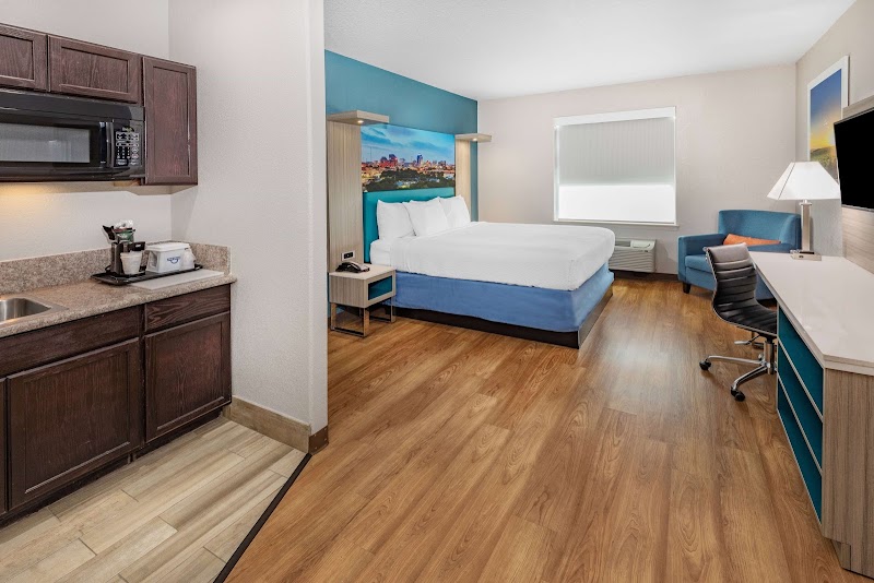 Days Inn & Suites by Wyndham San Antonio near Frost Bank Ctr - Days Inn & Suites by Wyndham San Antonio near Frost Bank Ctr 4038 Frontage Rd I-10, San Antonio, TX 78219, USA