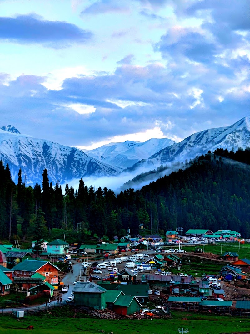 Gulmarg Tours - Gulmarg Tours Golf View Hut, Green Heights, near Hotel Kolahoi, Gulmarg, 193403