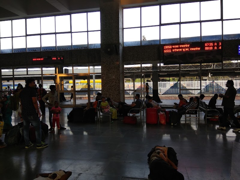 Bandra Railway Terminus - Bandra Railway Terminus, Khatimwadi, Naupada Village, Bandra East, Mumbai, Maharashtra 400051, India