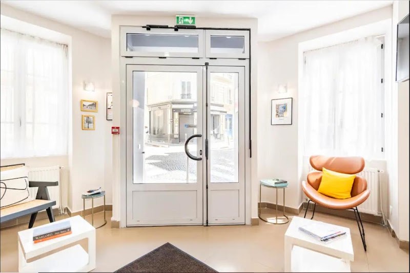 Hôtel Bonséjour - Hôtel Bonséjour 11 Rue Burq, 75018 Paris, France