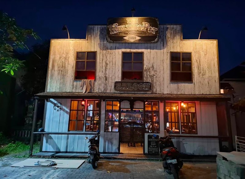 The Melting Pot Saloon - The Melting Pot Saloon, Jalan Raya Pengosekan (Hanoman) No.22X, Ubud, Gianyar, Ubud, Kecamatan Ubud, Kabupaten Gianyar, Bali 80571, Indonesia
