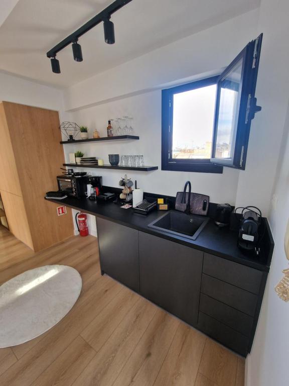 Athens Center Apartment with Private Jacuzzi - Athens Center Apartment with Private Jacuzzi, Mezonos 42, Athina 104 38, Greece