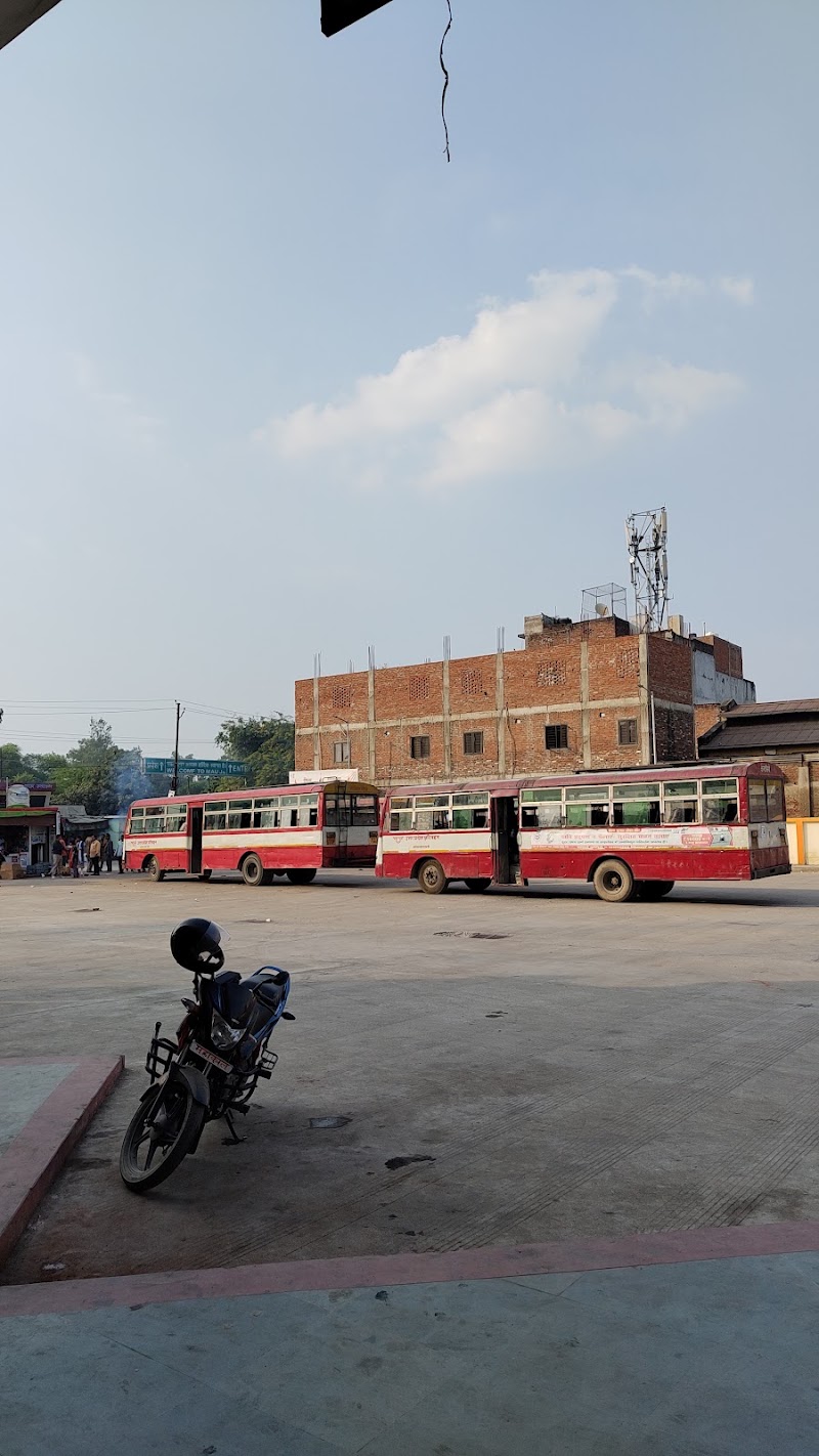 Mau Roadways - Mau Roadways, WHP9+J34, Sahadatpura, Mau, Uttar Pradesh 275101, India