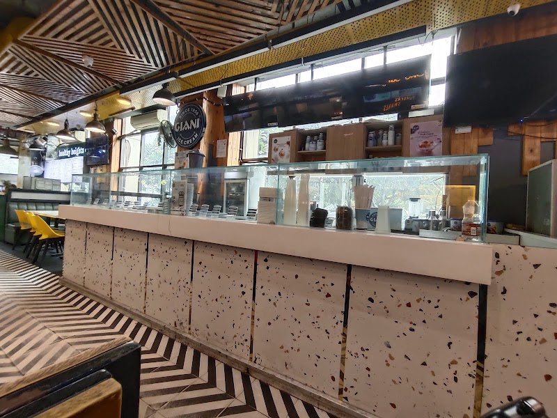 Central Plaza Mall - Central Plaza Mall 2, गोल्फ कोर्स मार्ग, Parsvnath Exotica, DLF Phase 5, Sector 42, Gurugram, Haryana 122011, India