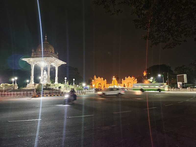 Five light Circle - Five light Circle 8M95+6Q9, Earangere, Mandi Mohalla, Mysuru, Karnataka 570001, India