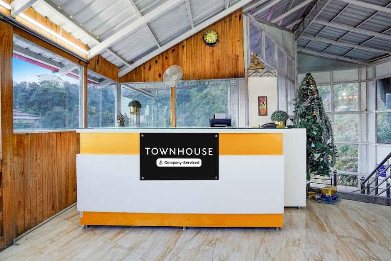 Townhouse by OYO Mall Road Near Library Chowk - Townhouse by OYO Mall Road Near Library Chowk Library Chowk, opposite Madhuban Sarovar Portico, The Mall Road, Mussoorie, Uttarakhand 248179, India