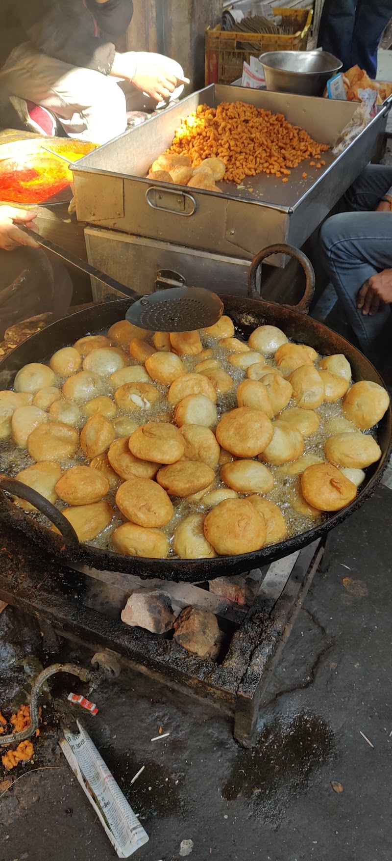 juniya maharaj kachori pakauri - juniya maharaj kachori pakauri, chai Patti, 2852+5G5, Bada Bazaar Rd, Joshiwara, Old Bikaner, Bikaner, Rajasthan 334001, India