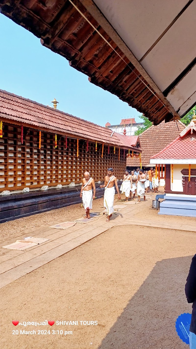 Tour Kerala.. POORAPREMI ❤️ - Tour Kerala.. POORAPREMI ❤️, Periyar Nagar, Aluva, Kerala 683101, India