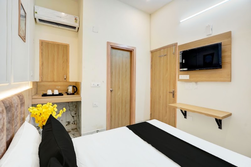 Super Collection O by OYO Surajpur Chowk Greater Noida - Super Collection O by OYO Surajpur Chowk Greater Noida Plot Number 258, Chowk, opposite Crown Plaza, Surajpur, Noida, Greater Noida, Uttar Pradesh 201306, India
