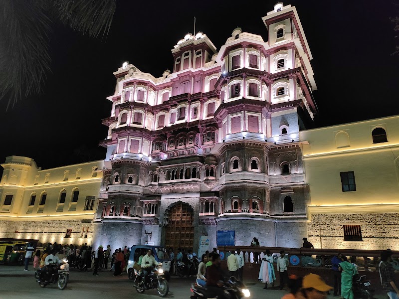Rajwada shopping area - Rajwada shopping area 85, Rajwada Chowk, Rajwada, Indore, Madhya Pradesh 452007, India