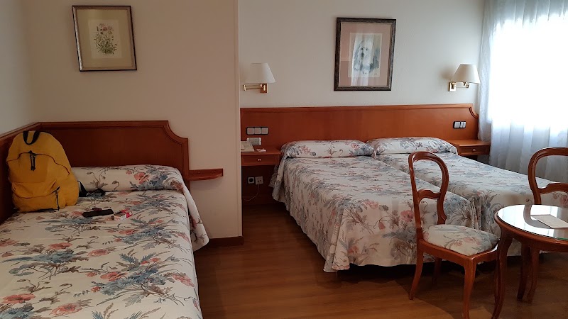 Hotel Regencia Colon - Hotel Regencia Colon Carrer dels Sagristans, 13, 17, Ciutat Vella, 08002 Barcelona, Spain