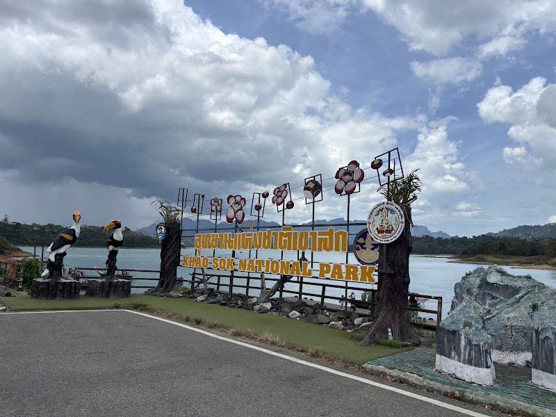 Cheow Lan Pier (Ratchaprapha Pier) - Cheow Lan Pier (Ratchaprapha Pier), XRGC+V52 Unnamed Rd Tambon Khao Phang, Amphoe Ban Ta Khun, Chang Wat Surat Thani 84230, Thailand