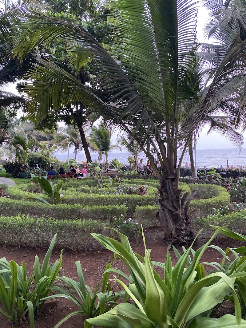 Juhu Beach Garden - Juhu Beach Garden 15, Gandhigram Rd, Jukarwadi, Juhu Tara, Juhu, Mumbai, Maharashtra 400049, India