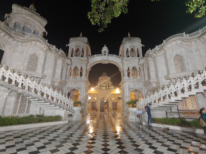 Sri Sri Krishna Balaram Mandir (ISKCON Vrindavan) - Sri Sri Krishna Balaram Mandir (ISKCON Vrindavan) Krishna Balaram Temple, Bhaktivedanta Swami Marg, Raman Reiti, Vrindavan, Uttar Pradesh 281121, India