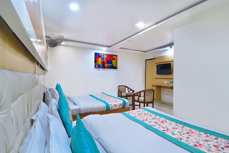Hotel Glow Inn-3 Mins Walking From NDLS - Hotel Glow Inn-3 Mins Walking From NDLS 448, Chandi Wali Gali, Ratan Lal Market, Aram Bagh, Paharganj, New Delhi, Delhi 110055, India