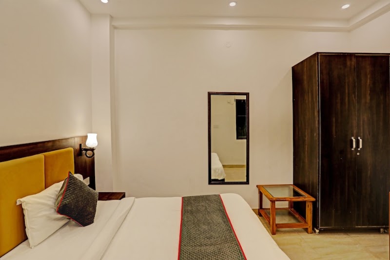 Super Collection O by OYO Sector 55 Noida Near Noida Stadium - Super Collection O by OYO Sector 55 Noida Near Noida Stadium Plot Number 33, Block E, Sector 55, Noida, Uttar Pradesh 201307, India
