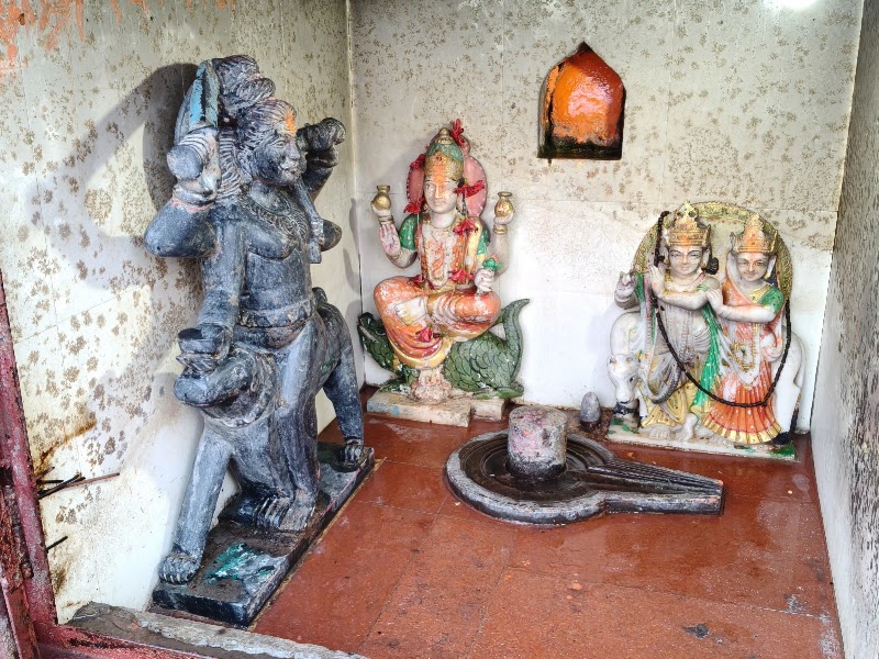 Ahilyabai Ghat - Ahilyabai Ghat 8246+C36, Dashashwamedh Ghat Rd, Ghats of Varanasi, Bangali Tola, Varanasi, Uttar Pradesh 221001, India