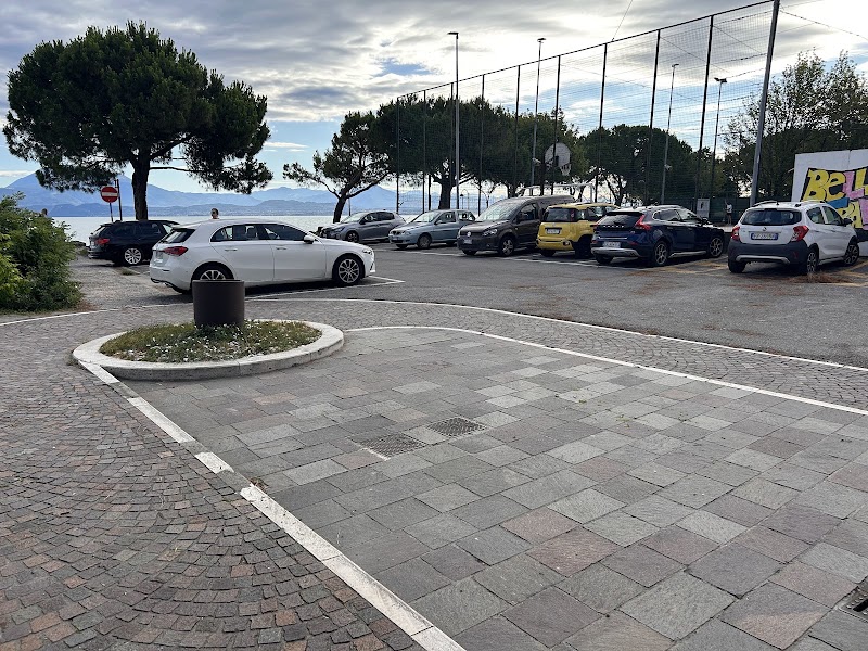 Parcheggio dietro la Chiesa di Santa Maria Immacolata in Lugana - Parcheggio dietro la Chiesa di Santa Maria Immacolata in Lugana Via Verona, 25019 Sirmione BS, Italy