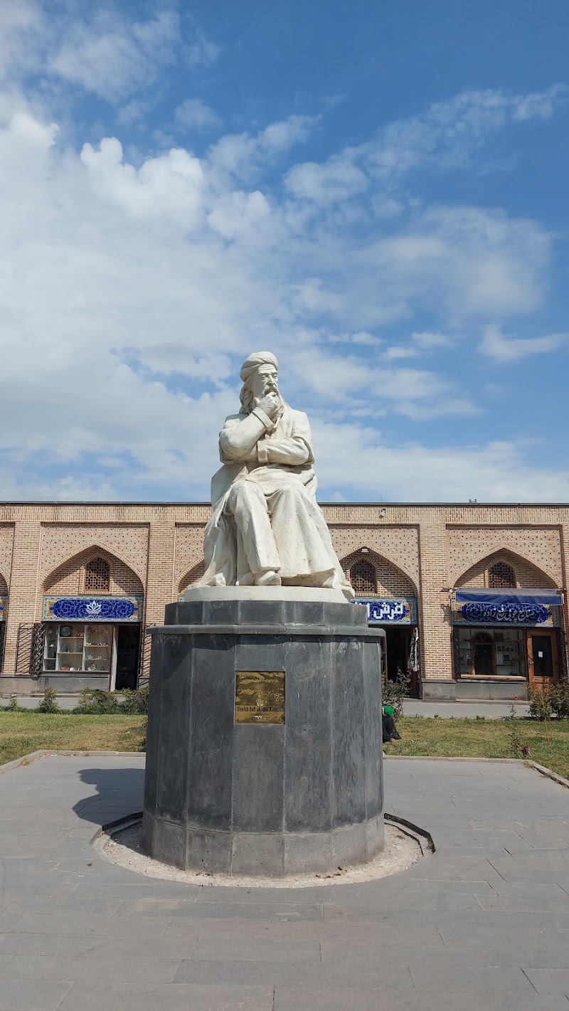 مجسمه شیخ صفی الدین اردبیلی - مجسمه شیخ صفی الدین اردبیلی, عالی قاپو، 67XR+P53، اردبیل، استان اردبیل، Iran