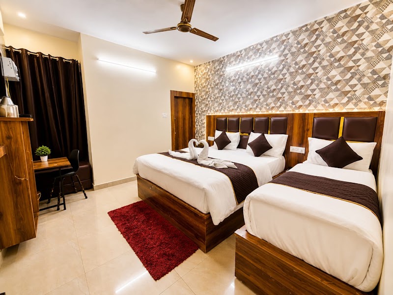 Hotel Katra Retreat — Deluxe Hotel. - Hotel Katra Retreat — Deluxe Hotel., Tea Garden, Jammu Rd, behind Yes Bank, near Main Market, Katra, 182301