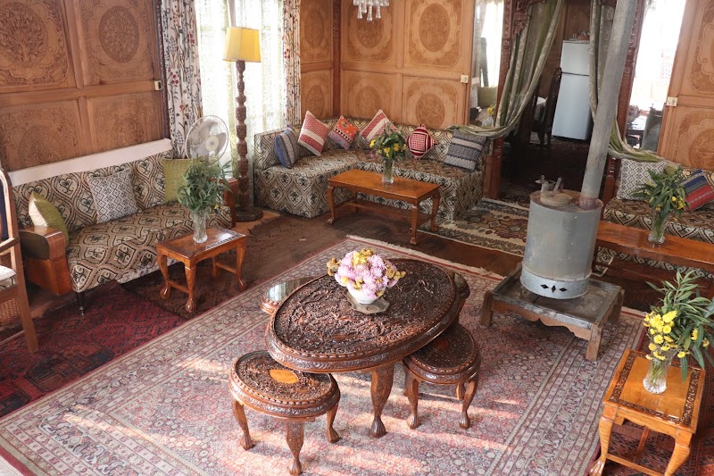Houseboat Hilton Kashmir - Houseboat Hilton Kashmir Dal Lake, Gate No: 14, Karapura, Rainawari, Srinagar, 190001