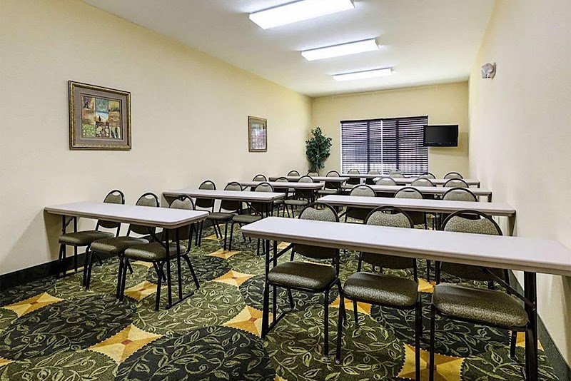 Days Inn & Suites by Wyndham Houston / West Energy Corridor - Days Inn & Suites by Wyndham Houston / West Energy Corridor 7111 Rancho Mission Dr, Houston, TX 77083, USA