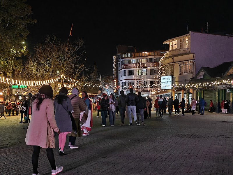Darjeeling Mall - Darjeeling Mall 27V9+W3X, Chauk Bazaar, Darjeeling, West Bengal 734101, India