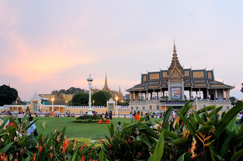 Royal Palace Park - Royal Palace Park, HW8J+3VX, Samdach Sothearos Blvd (3), Phnom Penh, Cambodia