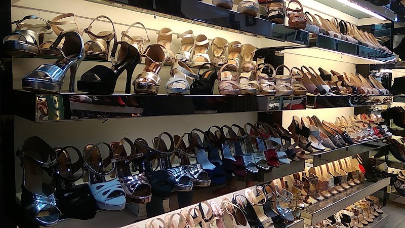 Bandra Shopping - Bandra Shopping 3R9M+3CM, Khar, Bandra West, Mumbai, Maharashtra 400052, India