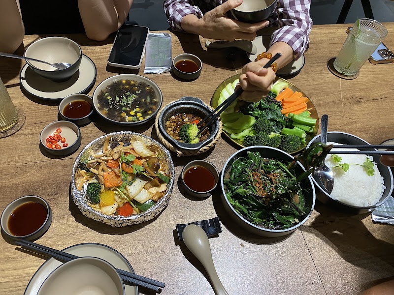 Mầm Vegetarian - Nhà hàng chay Mầm - Mầm Vegetarian - Nhà hàng chay Mầm Sát bên khách sạn 5* Eastin Grand, trước hẻm là Kichi Kichi, gần chùa Đại Giác, 197 Đ. Nguyễn Văn Trỗi, Phú Nhuận, Hồ Chí Minh 70000, Vietnam