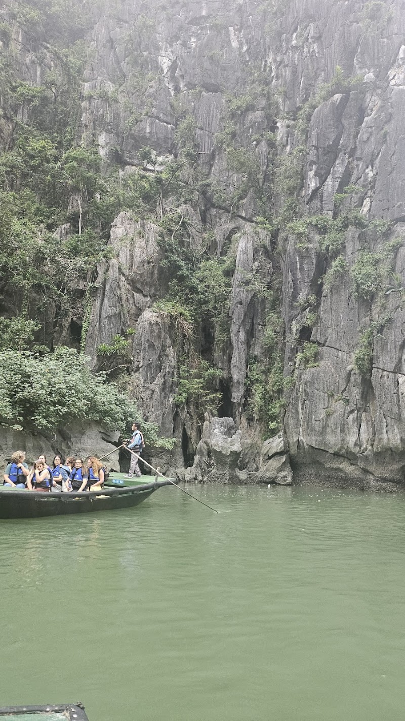 Paradise Sails Cruise Ha Long - Paradise Sails Cruise Ha Long, WXGP+XCF Tuan Chau, Tuần Châu, Quảng Ninh 036000, Vietnam