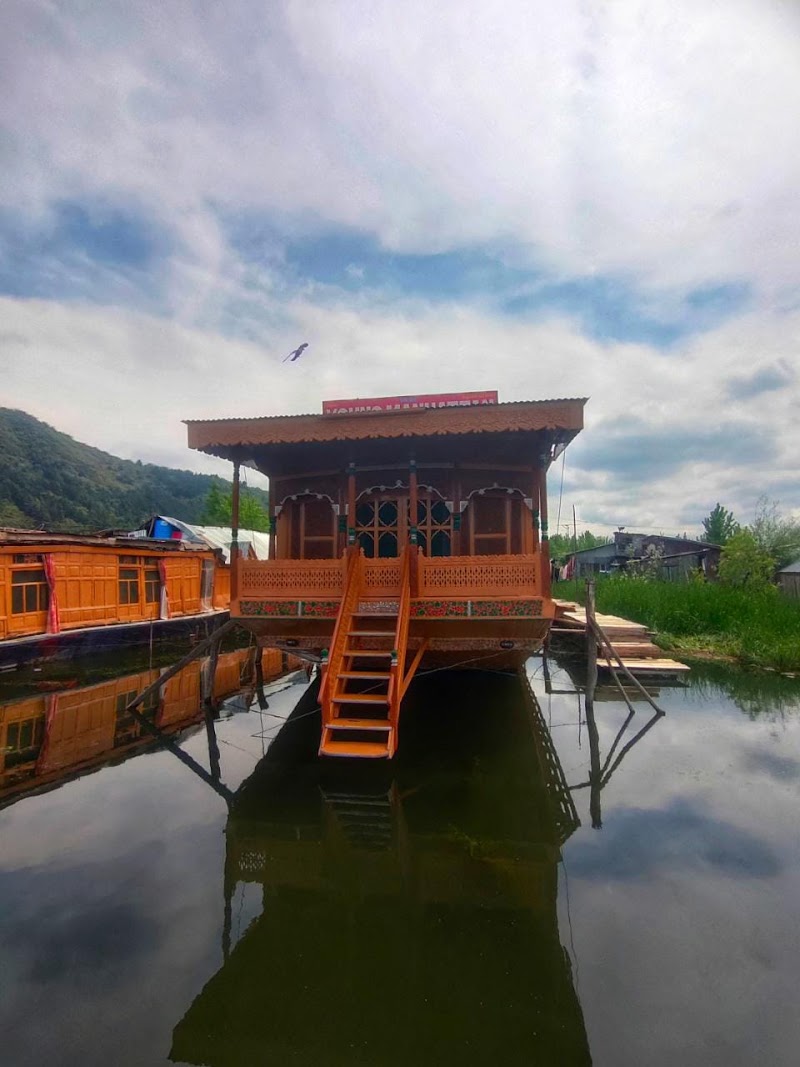 YOUNG MANHATTAN - YOUNG MANHATTAN, gate.no.7, Boulevard Rd, dal lake, Rainawari, Srinagar, 190001