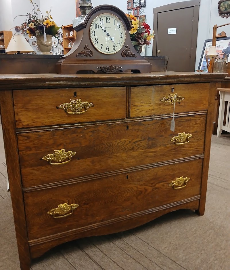 Riverfront Antiques - Riverfront Antiques, 243 5th Ave S, Clinton, IA 52732, USA