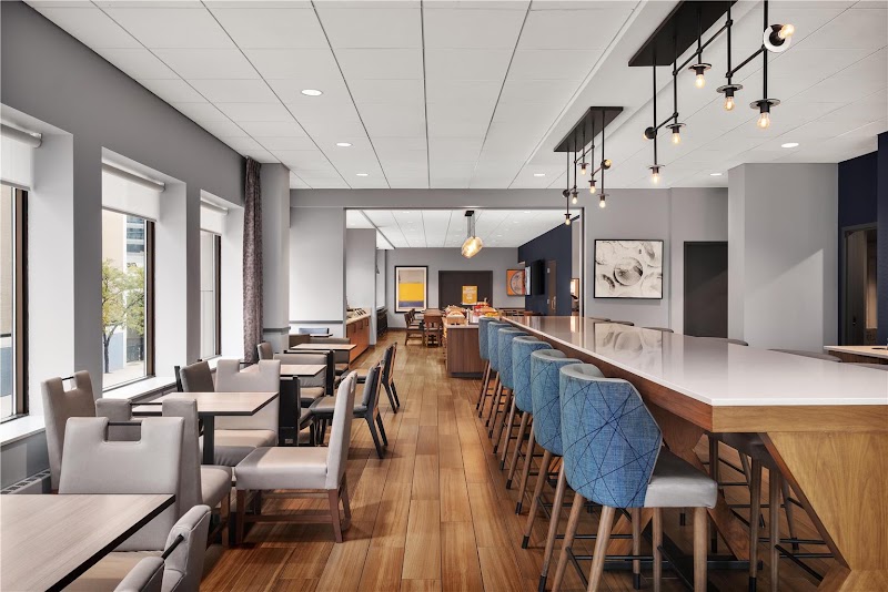 Hampton Inn & Suites Chicago-Downtown - Hampton Inn & Suites Chicago-Downtown, 33 W Illinois St, Chicago, IL 60654, USA