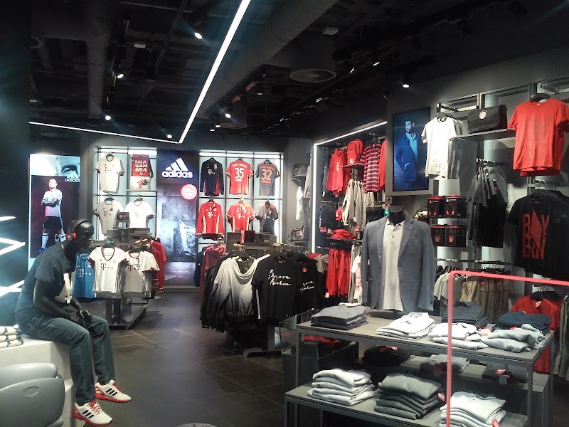 FC Bayern Store Flughafen Terminal 2 - FC Bayern Store Flughafen Terminal 2, Terminalstraße Terminal 2 - Ebene 04 - Abflug, Gate G, 85356 Oberding, Germany