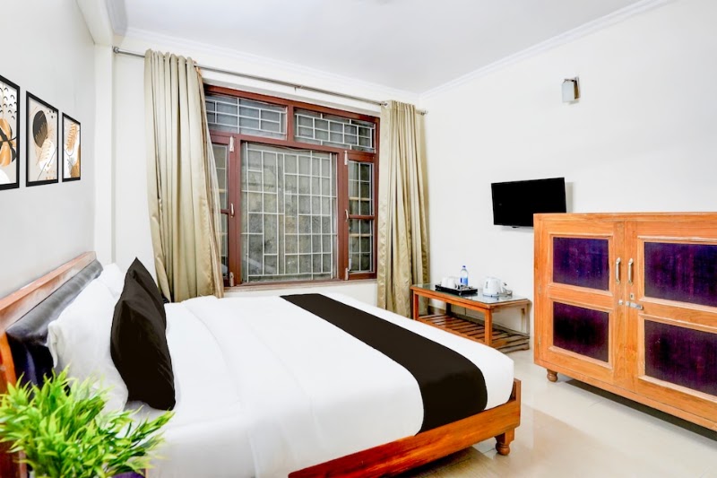 Townhouse by OYO Mall Road Near Library Chowk - Townhouse by OYO Mall Road Near Library Chowk Library Chowk, opposite Madhuban Sarovar Portico, The Mall Road, Mussoorie, Uttarakhand 248179, India