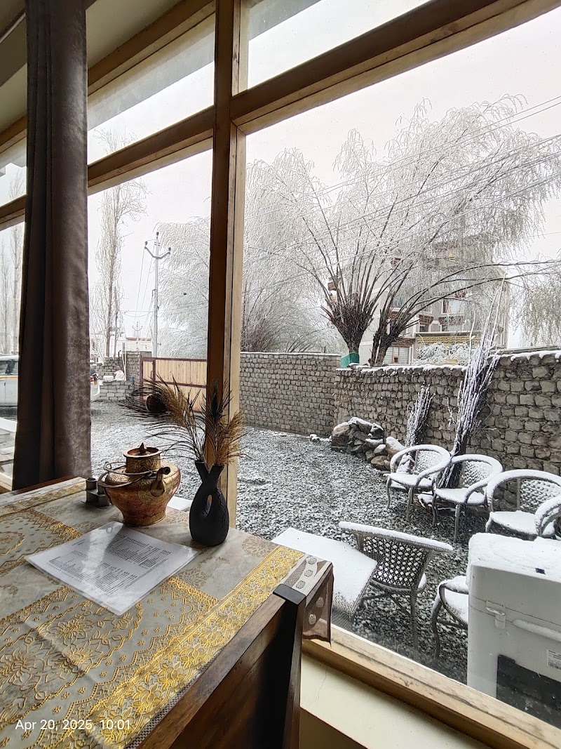 Hotel Honeybee - Hotel Honeybee Main, Tokpo road, opp. Hotel Padma, shenam, Leh, 194101
