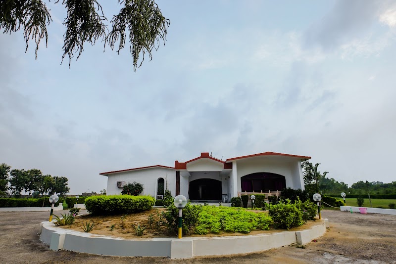Evergreen Woods - Farmhouse with Pool Near Gurgoan Ideal for Staycation and Weddings