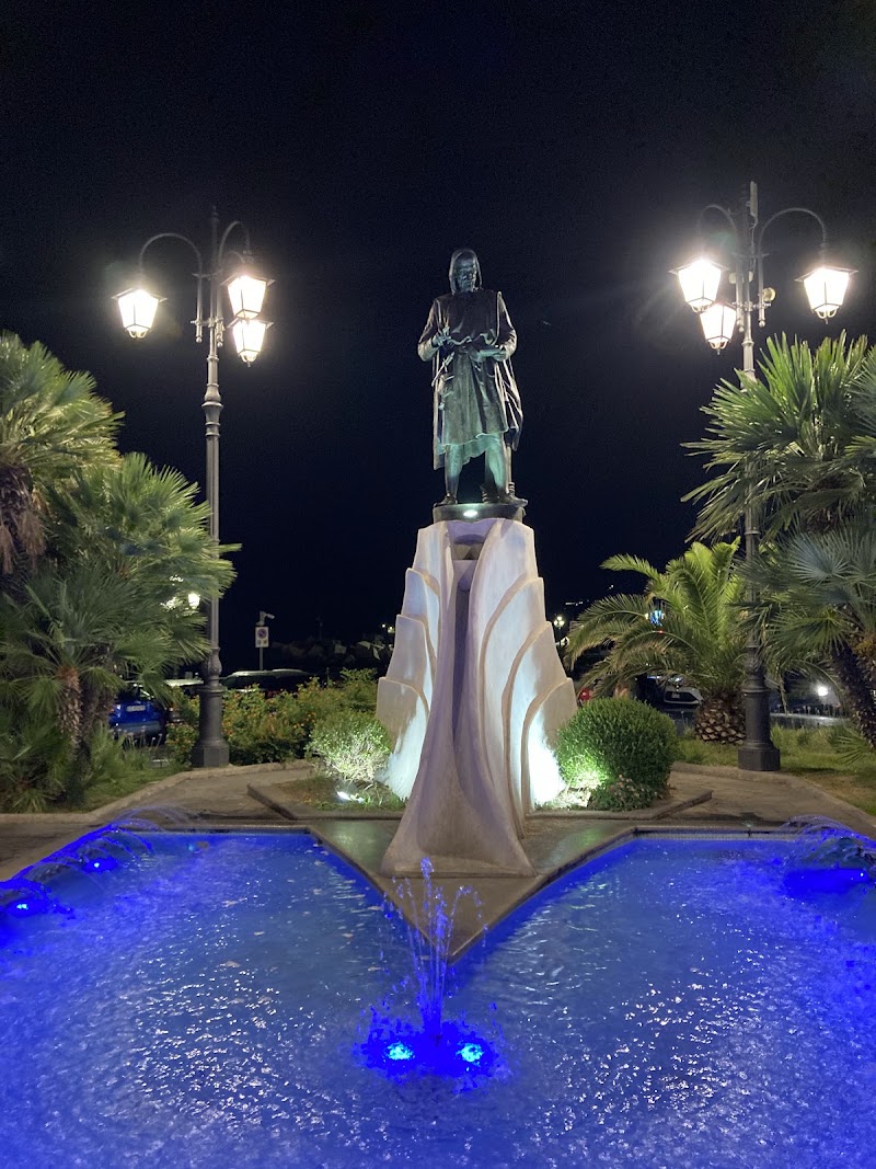 Statue Dedicated to Flavio Gioia (Amalfi) - Statue Dedicated to Flavio Gioia (Amalfi), Piazza Flavio Gioia, 84011 Amalfi SA, Italy