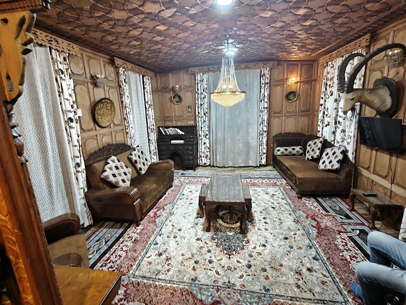 Best View Group Of Houseboats - Best View Group Of Houseboats GHAT, NO. 9, Boulevard Rd, opposite HOTEL SHAH ABBAS DAL LAKE, Karapura, Rainawari, Srinagar, 190001
