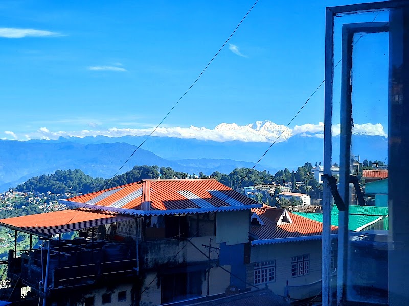 Crown Ville Guest House !! Direct Kunchanjunga Mountain View !! Hotels in Darjeeling !! Hill View !! Near Mall Road
