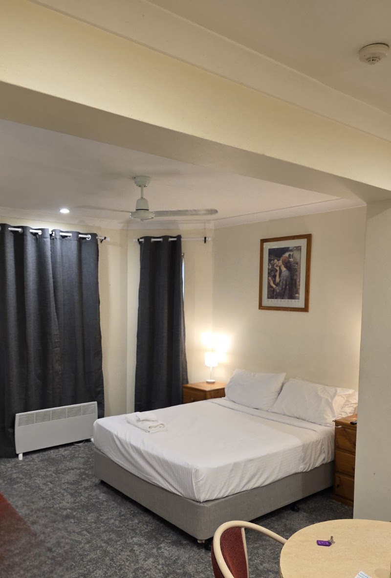 Royal Hotel - Royal Hotel 220 Macquarie Rd, Springwood NSW 2777, Australia
