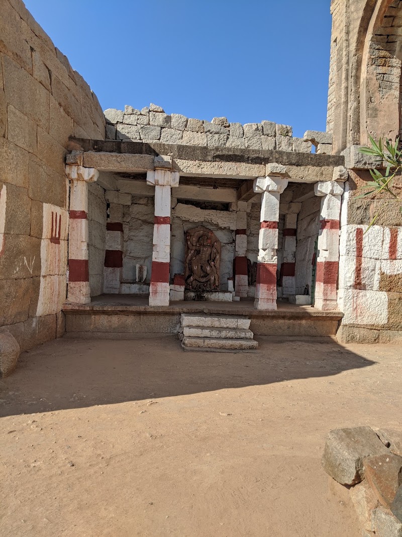 Domed Gateway of Hampi - Domed Gateway of Hampi, 8F5P+Q5H, Daroji-Kamlapura Rd, Kamalapura, Karnataka 583221, India